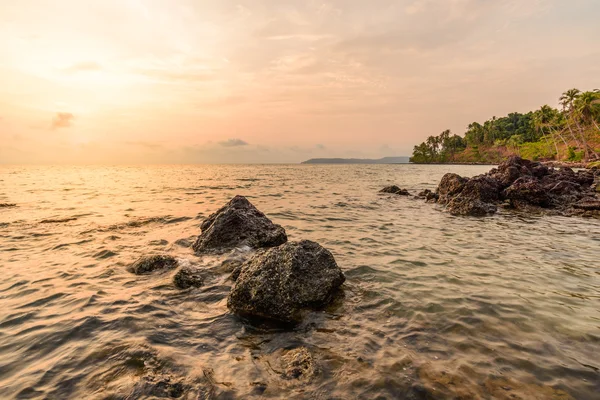 Paisaje marino con piedra al amanecer . —  Fotos de Stock