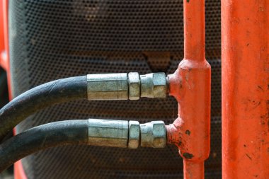 Hava tüpü birleştirmek pompadan çelik boru ile. 