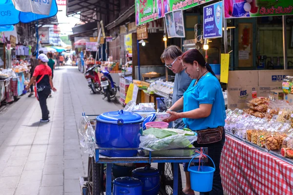 Suphan Buri, Thailand - August 19: Unidentified monger and merchant selling traditional food at market on August 19, 2015 in Sam Chuk District, Suphan Buri, Thailand. — Stock Photo, Image