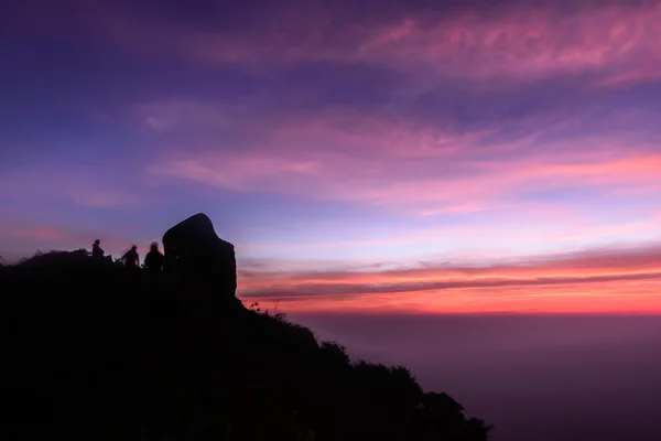 Wunderschöne Sonnenaufgangsszene auf dem Gipfel des Mokoju-Berges bei Sonnenuntergang, Kamphaeng phet, Thailand. — Stockfoto