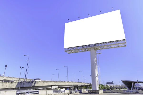 Cartelera en blanco contra el cielo azul para publicidad . — Foto de Stock