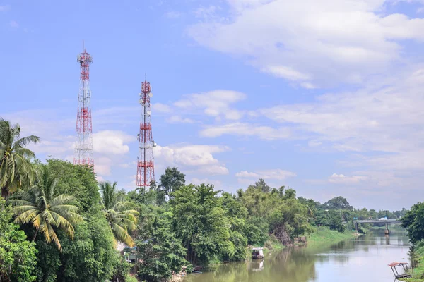 Antena de teléfono móvil cerca de río . — Foto de Stock