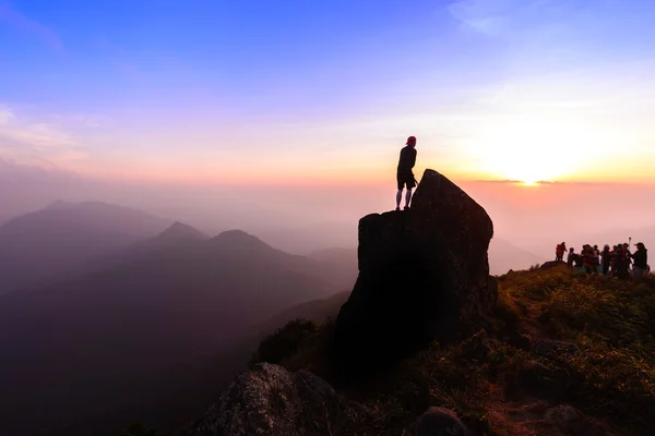 Voyageur debout sur le sommet de la montagne Mokoju, Kamphaeng Phet, Thaïlande . — Photo