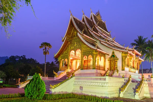 Luang Prabang Kraliyet Sarayı Müzesi twilight saat, Laos, tapınakta. — Stok fotoğraf