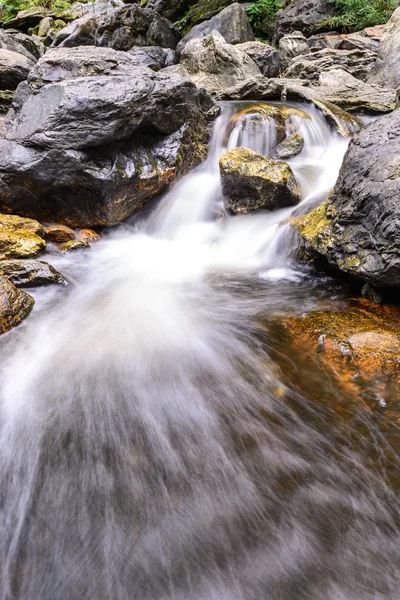 Cachoeira Khlong Lan no parque nacional, Kamphaeng Phet Tailândia . — Fotografia de Stock