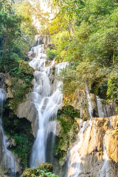 Cachoeira Kouangxi em Luang Prabang no Laos . — Fotografia de Stock