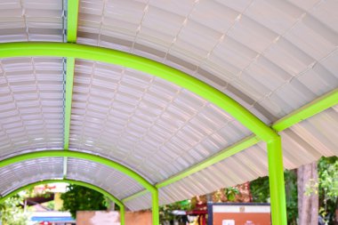 Altında zine çatı eğrisi yapıda,.