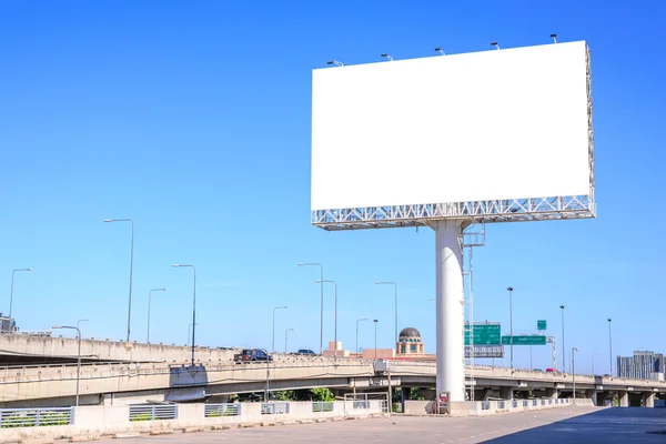 Cartelera en blanco contra el cielo azul para publicidad . — Foto de Stock