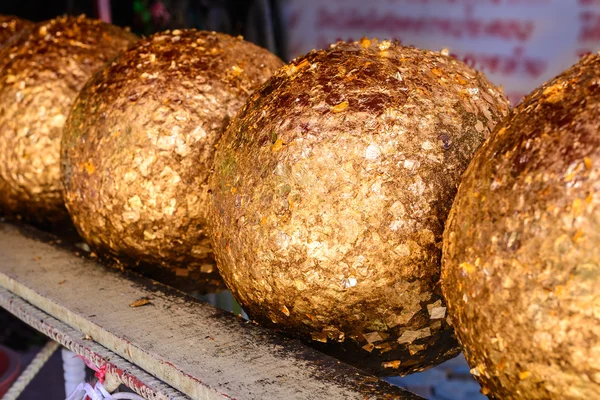 Loknimit, yuvarlak taş ince altına boğun. — Stok fotoğraf