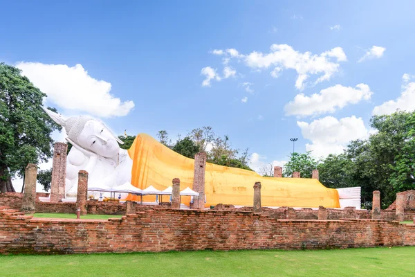 Второй самый длинный лежащий Будда длиной 50 метров в общественном храме Ват Кхун Интапрамун в Таиланде . — стоковое фото