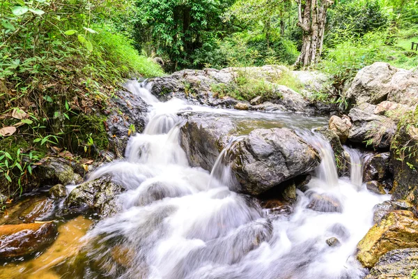 Khlong Lan cascade dans le parc national, Kamphaeng Phet Thaïlande . — Photo