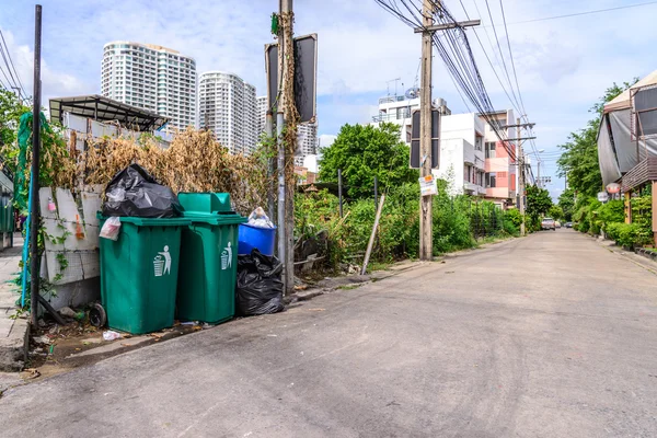 Εξωτερική trashcans κοντά street στην πόλη. — Φωτογραφία Αρχείου