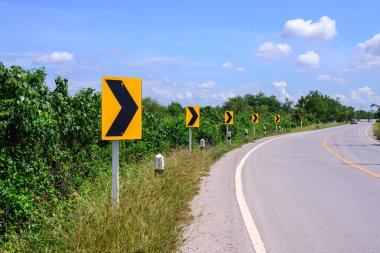 Eğri yol ve sağ işareti mavi gökyüzü ile ayarlama.  
