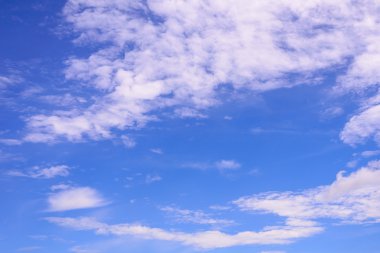 Arkaplan için mavi gökyüzü ve bulutlar.