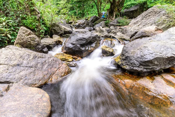 Khlong Lan cascade dans le parc national, Kamphaeng Phet Thaïlande . — Photo