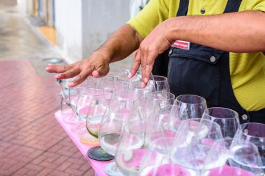 Adam bir cam harp oynuyor.