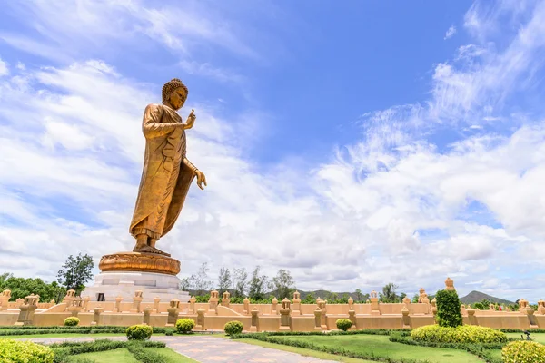 Памятная статуя Пхра Будда Метта Тхай Трай Джанат Гандхара Анусорн, под королевским покровительством Ее Величества Королевы, Канчанаби Таиланд . — стоковое фото