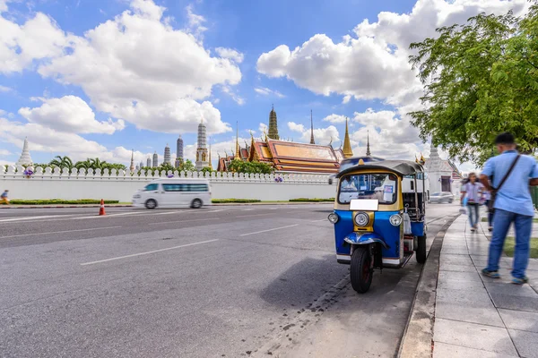 Mavi Tuk Tuk, Tay geleneksel taksi Bangkok Tayland. Telifsiz Stok Fotoğraflar