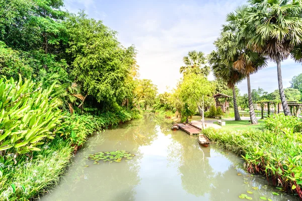 Barco estilo tailandés y muelle de madera en el canal en el campo . —  Fotos de Stock