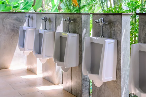 Fila de uninals para los hombres en buen ambiente . — Foto de Stock