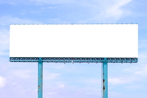 Cartellone bianco dietro tetto arrugginito di sale capannone con cielo blu per — Foto Stock