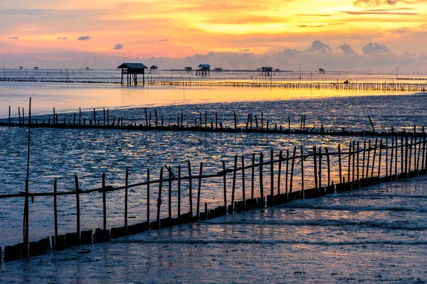 Silhouette of bamboo cottage with morning sunshine in gulf of Th — Stock Photo, Image