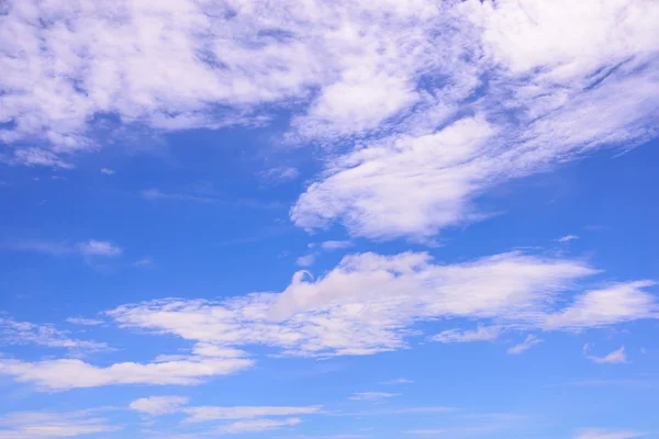 Błękitne niebo i chmury na tle. — Zdjęcie stockowe