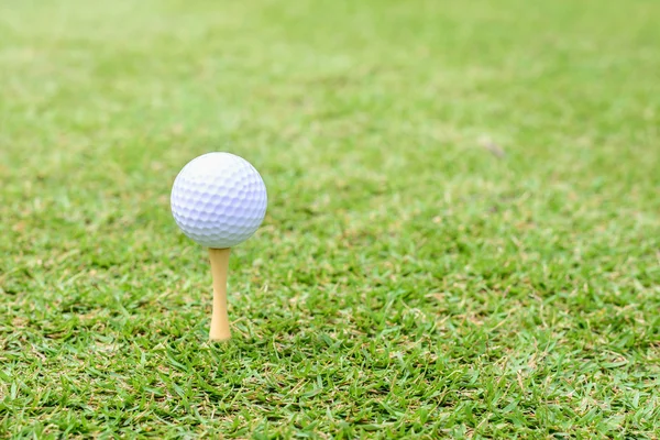 Golfball mit Abschlag in der Morgensonne. — Stockfoto