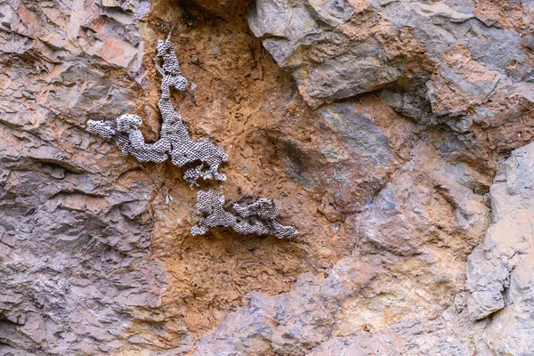 空白の山の崖にスズメバチの巣. — ストック写真