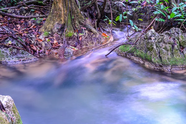 Fuente natural de la cascada de Sai Yok en el parque nacional, Kanchanaburi, Tailandia . —  Fotos de Stock