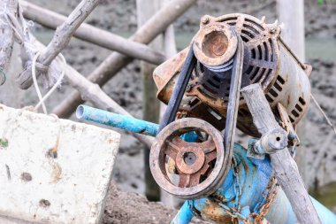 Su türbin fabrikasında paslı elektrikli motor.