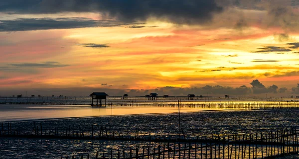 Silhueta de cabana de bambu com sol da manhã no golfo da Tailândia em Bang Tabun, Phetchaburi, Tailândia . — Fotografia de Stock