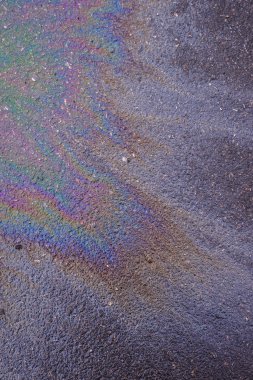 Asfalt yüzeyine bırakılan petrol.