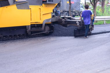 Asfalt makine kaldırım üstünde tepe-in kırık yol.