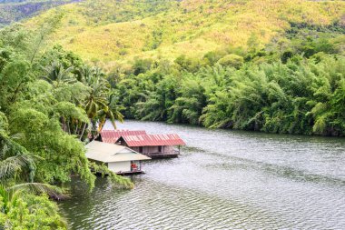 Kwai Nehri bahar Kanchanaburi, Tayland mevsimlik evde Sal.