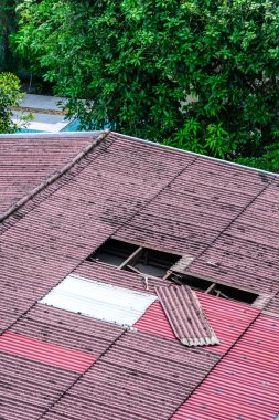 Hasarlı eski kiremit çatı, lüzum-e doğru yedek.