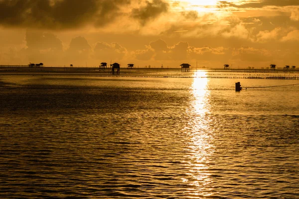 Silueta de casa de bambú con sol de la mañana en el golfo de Th —  Fotos de Stock