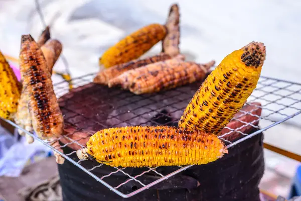 Delicioso maíz dulce a la parrilla . — Foto de Stock