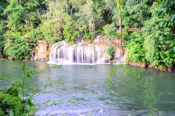 Sai Yok wodospadu w parku narodowym, Kanchanaburi, Tajlandia. — Zdjęcie stockowe
