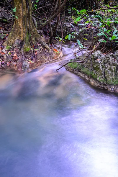 西萨瓦瀑布国家公园，北碧府，泰国的天然喷泉. — 图库照片