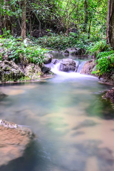 Sai Yok cachoeira no parque nacional, Kanchanaburi, Tailândia . — Fotografia de Stock