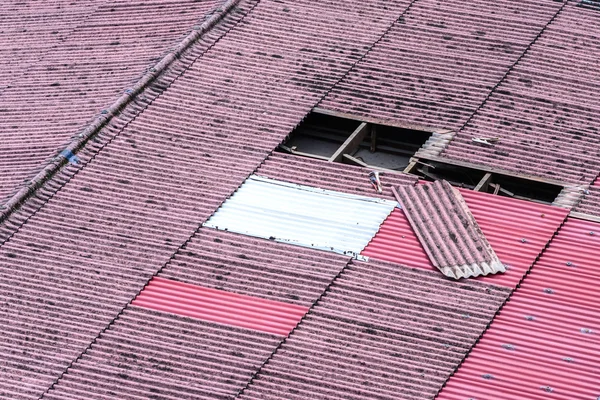Uszkodzone stare płytki dachowe, konieczność wymiany. — Zdjęcie stockowe