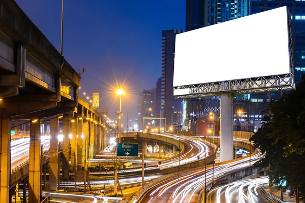 Puste billboard w pobliżu Droga ekspresowa w nocy do reklamy. — Zdjęcie stockowe