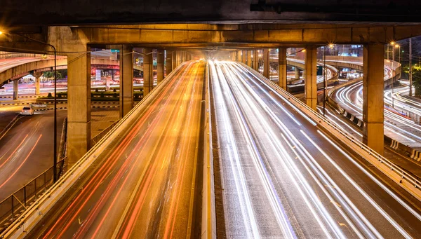 Estrada de tráfego de Bangkok à noite . — Fotografia de Stock