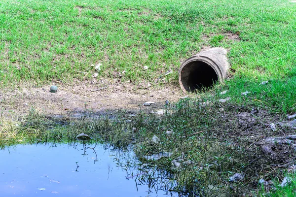 Chorro de agua de cemento para aguas residuales fuera de la fábrica . —  Fotos de Stock