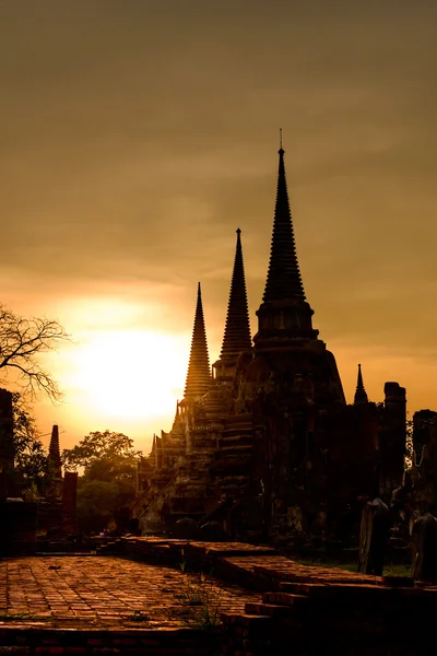 Silhouette des wat phra sri sanphet bei Sonnenuntergang im historischen Park von Ayutthaya, Thailand. — Stockfoto