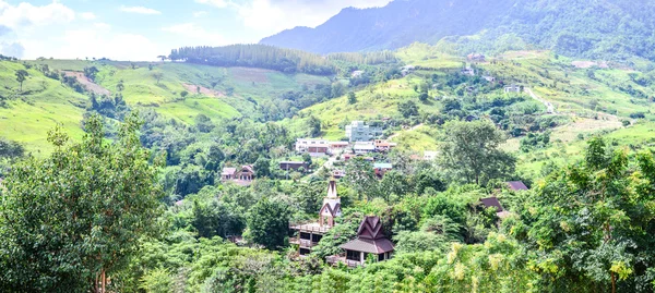 Panoramiczny widok na dolinę wioski w Phu Tabberk w Phetchabun, Tajlandia. — Zdjęcie stockowe