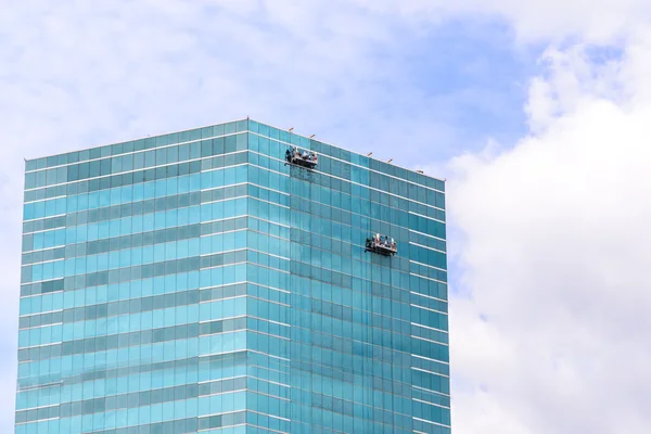 Grupo de trabalhadores serviço de limpeza de janelas em edifício alto. — Fotografia de Stock