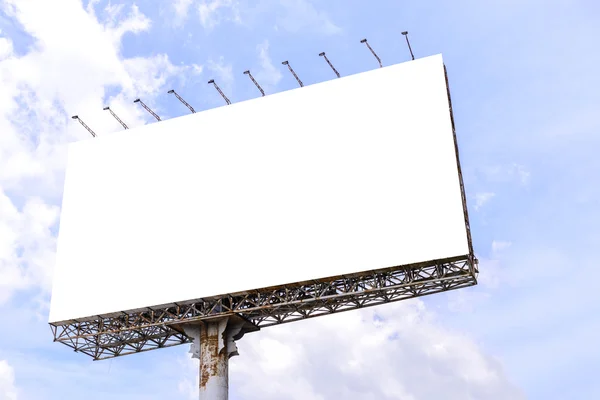 Cartellone bianco con struttura arrugginita contro il cielo blu per la pubblicità . — Foto Stock