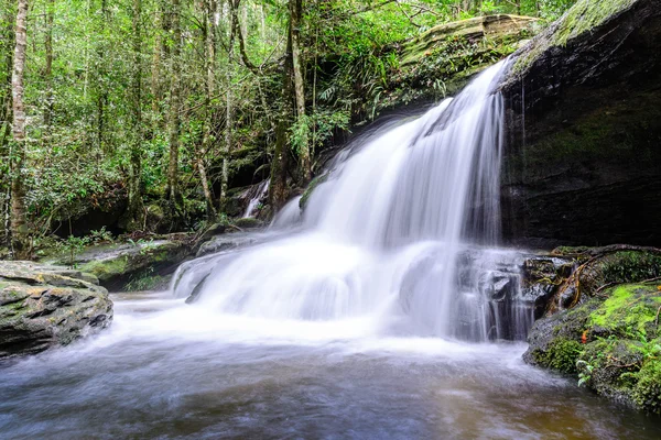 Tham Yai Waterfall at Phu Kradueng national park in Loei, Thailand. — Stock Photo, Image